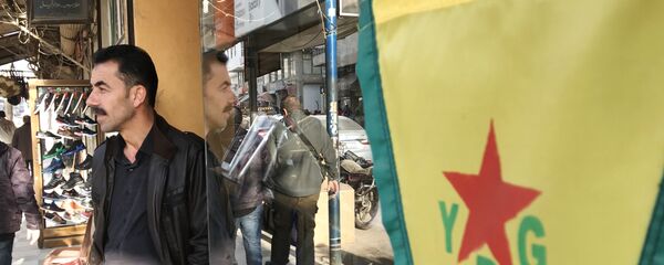 Флаг курдских сил самообороны YPG на центральной улице сирийского города Африн - Sputnik Азербайджан