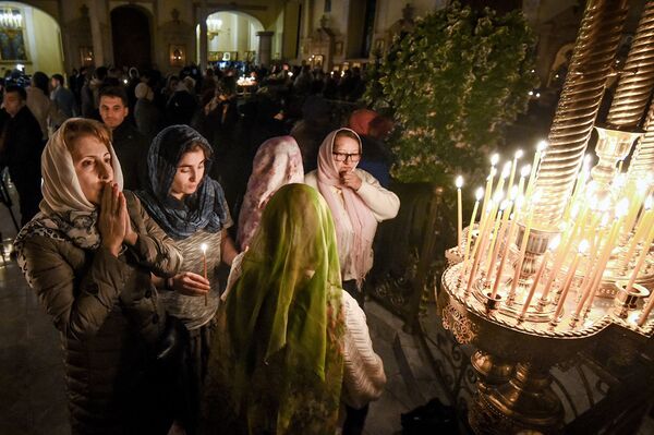 Рождественское богослужение в Кафедральном соборе Жен Мироносиц в Баку. 7 января 2019 года. - Sputnik Азербайджан