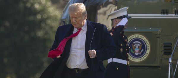 Президент Дональд Трамп поправляет куртку на южной лужайке Белого дома - Sputnik Азербайджан