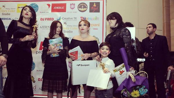Пятилетний Аднан Керимли с успехом выступил на детском новогоднем модном проекте Fashion kids и стал обладателем престижной награды - Sputnik Азербайджан