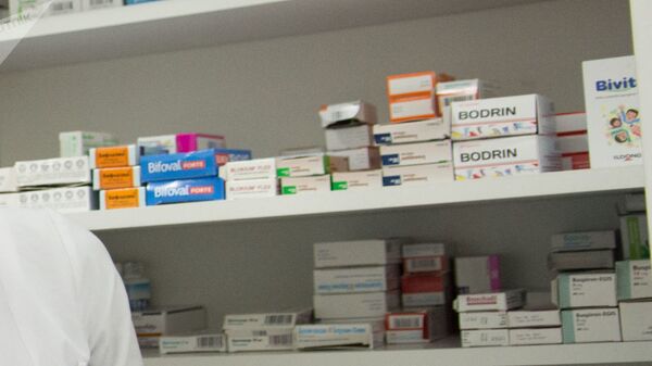 Полка с медикаментами в аптеке - Sputnik Azərbaycan
