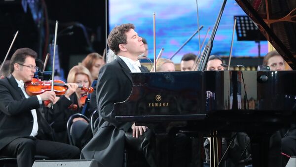 Пианист Денис Мацуев выступает на гала-концерте звёзд мировой оперной сцены - Sputnik Азербайджан