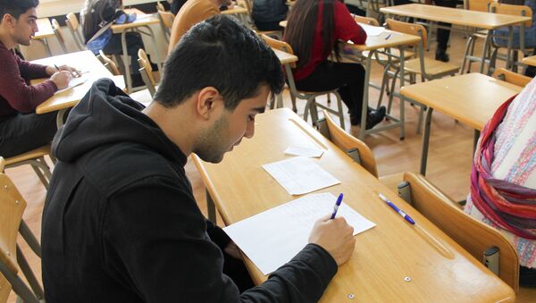 Abituriyentlər imtahan zamanı, arxiv şəkli - Sputnik Azərbaycan