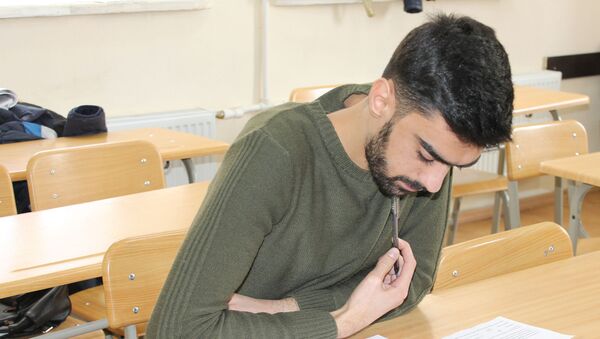Абитуриент во время экзамена, фото из архива - Sputnik Азербайджан