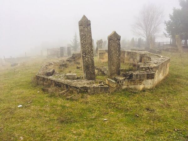 Комплекс мавзолеев Йедди гюнбяз (Семь купольных мавзолеев) в Шамахинском районе - Sputnik Азербайджан