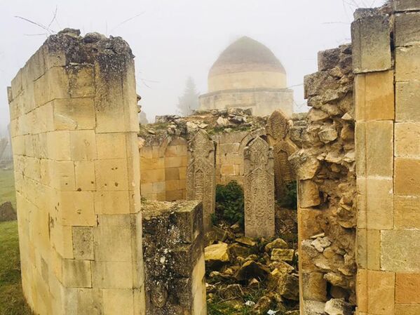 Комплекс мавзолеев Йедди гюнбяз (Семь купольных мавзолеев) в Шамахинском районе - Sputnik Азербайджан