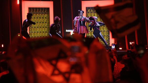 Нетта из Израиля исполняет песню Игрушка после победы в финале конкурса Евровидение-2018 в Лиссабоне, Португалия - Sputnik Азербайджан