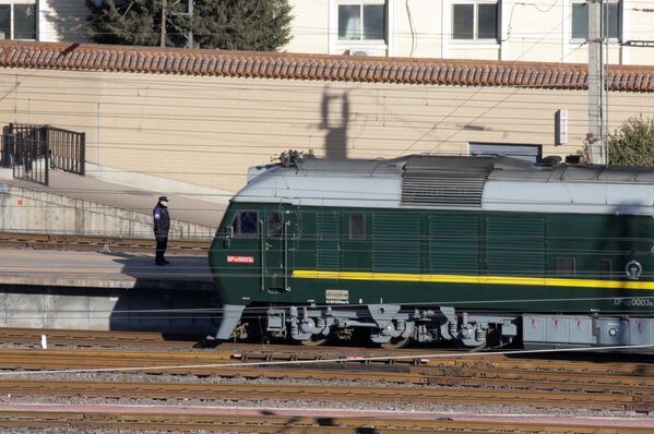 Поезд, на котором приехал лидер КНДР Ким Чен Ын, на железнодорожном вокзале Пекина - Sputnik Азербайджан