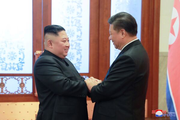 Лидер КНДР Ким Чен Ын и председатель КНР Си Цзиньпин на встрече в Пекине - Sputnik Азербайджан