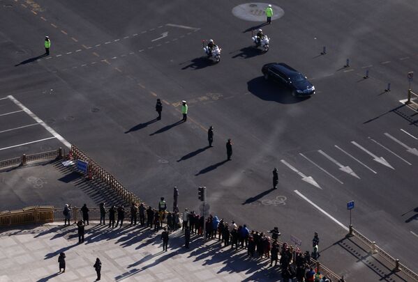Автомобиль с лидером КНДР Ким Чен Ыном на улице Пекина - Sputnik Азербайджан