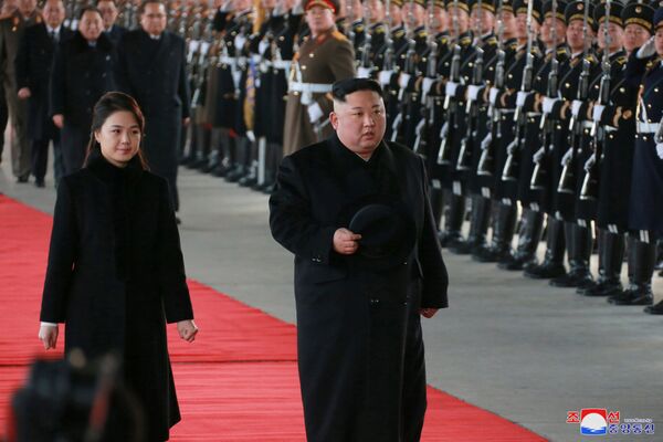 Лидер КНДР Ким Чен Ын и его жена Ли Соль Чжу во время визита в Пекин - Sputnik Азербайджан