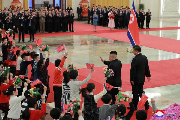 Лидер КНДР Ким Чен Ын и председатель КНР Си Цзиньпин на встрече в Пекине  - Sputnik Азербайджан
