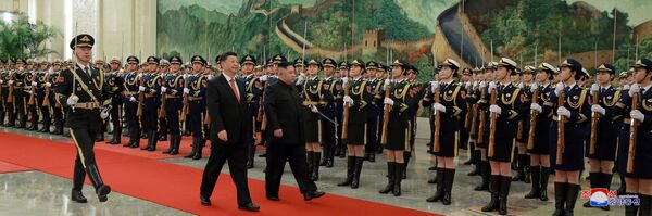 Лидер КНР Си Цзиньпин и лидер Северной Кореи Ким Чен Ын на церемонии приветствия в Пекине, Китай - Sputnik Азербайджан