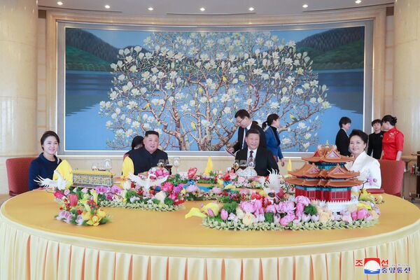 Лидер КНР Си Цзиньпин и лидер Северной Кореи Ким Чен Ын с супругами во время встречи в Пекине, Китай - Sputnik Азербайджан