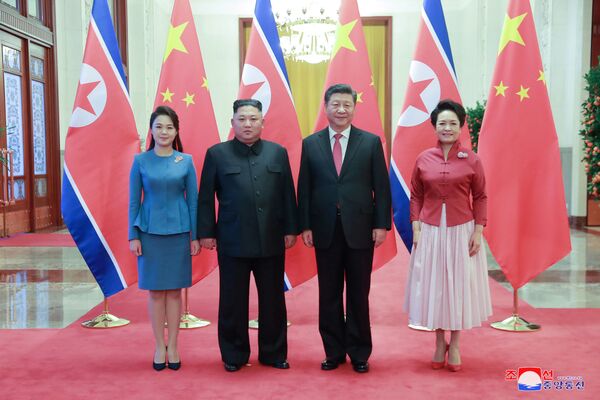 Лидер КНР Си Цзиньпин и лидер Северной Кореи Ким Чен Ын с супругами во время встречи в Пекине, Китай - Sputnik Азербайджан