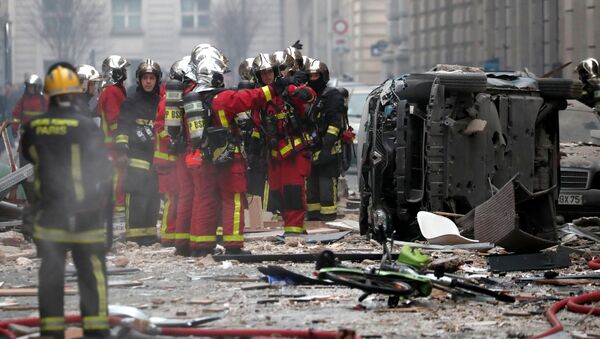 Пожарные работают на месте взрыва в пекарне в 9-м округе Парижа, Франция - Sputnik Азербайджан