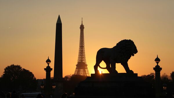 Закат за Эйфелевой башней, скульптурами и египетским обелиском в Париже 25 октября 2018 года - Sputnik Azərbaycan