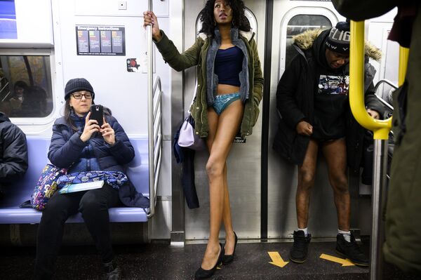 Участники флешмоба В метро без штанов в вагоне поезда метро Нью-Йорка - Sputnik Азербайджан