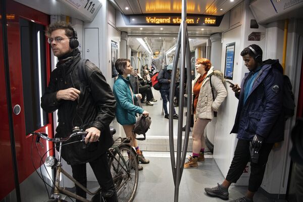 Metroda şalvarsız zarafat hərəkatının iştirakçıları Amsterdamda - Sputnik Azərbaycan