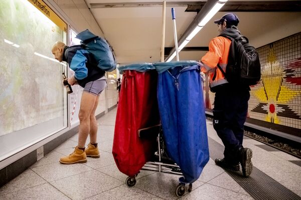 Участник флешмоба В метро без штанов в Берлине  - Sputnik Азербайджан