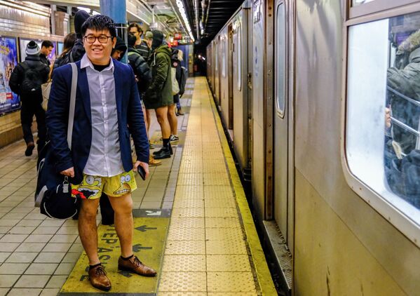 Флешмоб В метро без штанов в Нью-Йорке - Sputnik Азербайджан