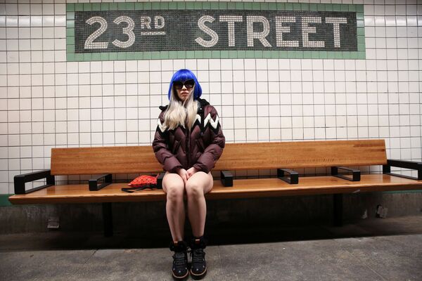 Участница флешмоба В метро без штанов в вагоне поезда метро Нью-Йорка - Sputnik Азербайджан