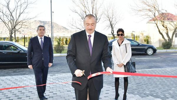 Президент Ильхам Алиев принял участие в открытии новой больницы в поселке Гобустан Гарадагского района - Sputnik Azərbaycan