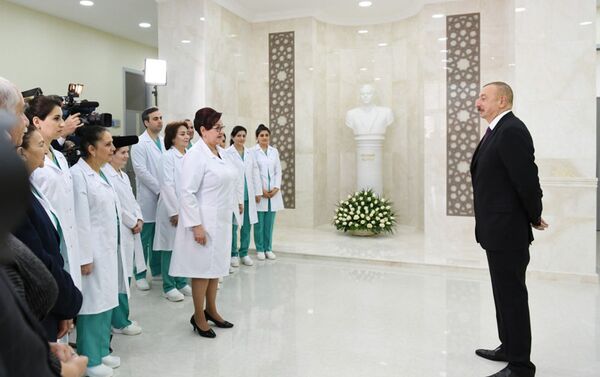 Президент Ильхам Алиев принял участие в открытии новой больницы в поселке Гобустан Гарадагского района - Sputnik Азербайджан