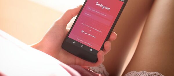 Девушка использует Instagram Девушка использует Instagram - Sputnik Азербайджан