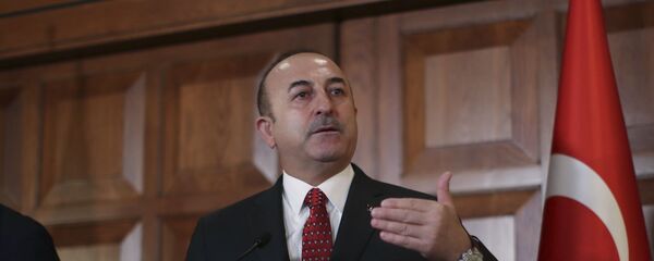 Министр иностранных дел Турции Мевлют Чавушоглу беседует со СМИ во время совместной пресс-конференции с министром иностранных дел Люксембурга Жаном Ассельборном - Sputnik Азербайджан