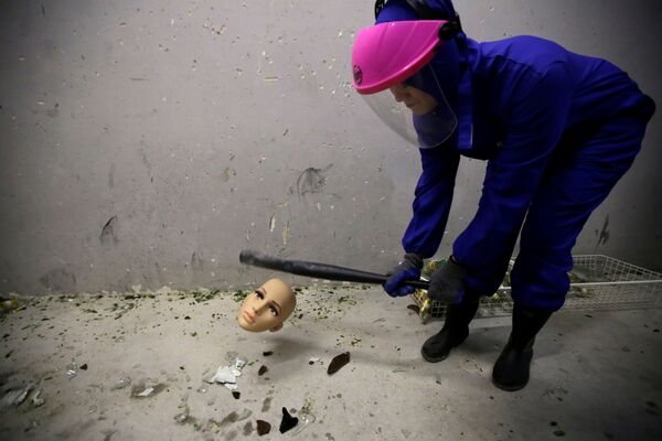Девушка в комнате злости в Пекине  - Sputnik Азербайджан