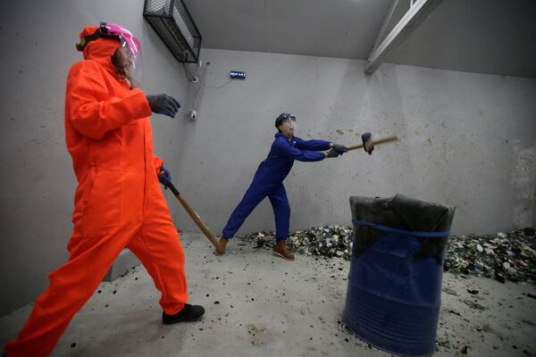Пара в защитных костюмах в комнате злости в Пекине  - Sputnik Азербайджан