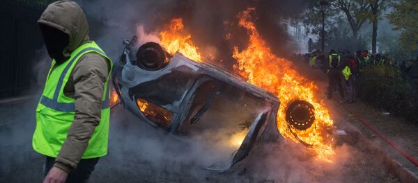 Акция протеста автомобилистов желтые жилеты в Париже - Sputnik Азербайджан