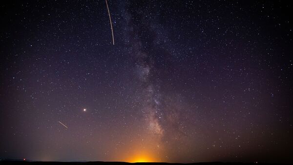 Звездное небо, наблюдаемое в Краснодарском крае во время метеорного потока Персеиды - Sputnik Azərbaycan