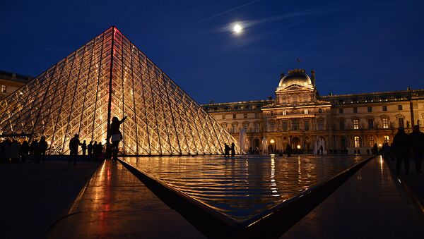 Здание Лувра в Париже - Sputnik Azərbaycan