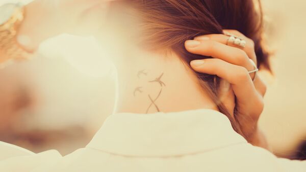 Девушка с татуировкой в форме птиц на шее - Sputnik Азербайджан