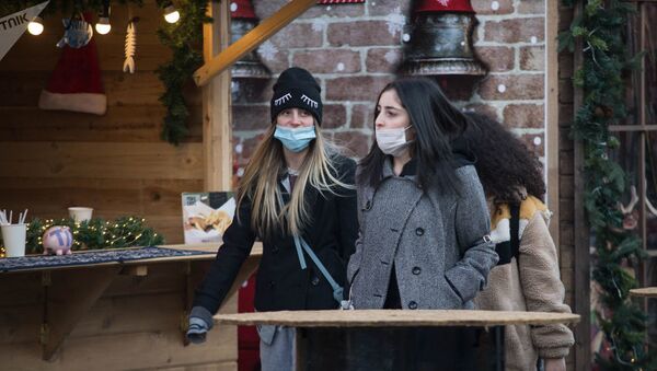 Вирус не пройдет - жители столицы Грузии одели маски, предохраняясь от заболевания. В городе бушует грипп - Sputnik Azərbaycan