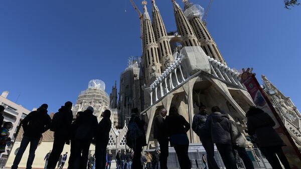 Туристы у Храма Святого Семейства в Барселоне, Испания - Sputnik Азербайджан