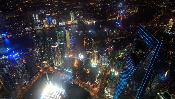 Вид с Шанхайской башни на Шанхайский всемирный финансовый центр в районе Пудун в Шанхае - Sputnik Азербайджан