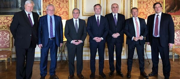 Встреча министра иностранных дел Азербайджана Эльмара Мамедъярова и исполняющего обязанности главы МИД Армении Зограба Мнацаканяна, Париж, 16 января 2019 года Встреча министра иностранных дел Азербайджана Эльмара Мамедъярова и исполняющего обязанности главы МИД Армении Зограба Мнацаканяна, Париж, 16 января 2019 года - Sputnik Азербайджан