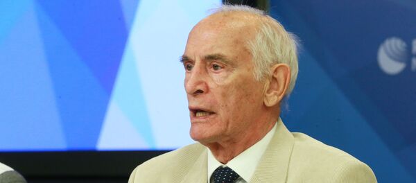 Народный артист СССР Василий Лановой во время пресс-конференции на тему: Москвичи на службе России. Звездный призыв в Международном мультимедийном пресс-центре МИА Россия сегодня в Москве Народный артист СССР Василий Лановой во время пресс-конференции на тему: Москвичи на службе России. Звездный призыв в Международном мультимедийном пресс-центре МИА Россия сегодня в Москве - Sputnik Азербайджан