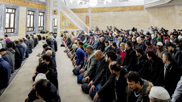 Люди посещают пятничные молитвы в Мечети Мевлана в берлинском районе Кройцберг - Sputnik Азербайджан