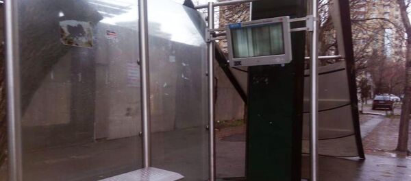 Ураганный ветер в Баку снес автобусную остановку Ураганный ветер в Баку снес автобусную остановку - Sputnik Азербайджан
