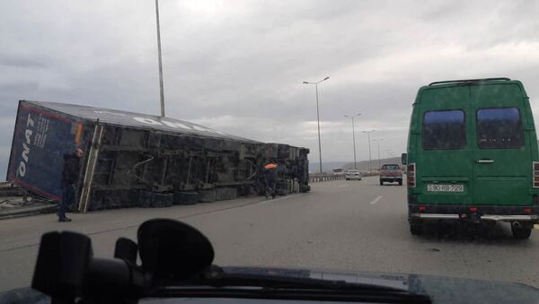 На автомагистрали Алят-Астара перевернулся большегрузный автомобиль - Sputnik Азербайджан