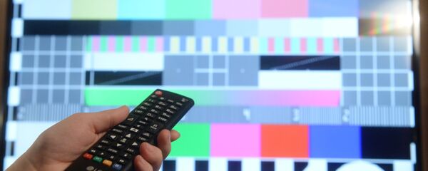 Телевизионная испытательная таблица на экране телевизора - Sputnik Азербайджан