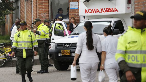 Сотрудники полиции и скорой помощи в Боготе, Колумбия - Sputnik Azərbaycan
