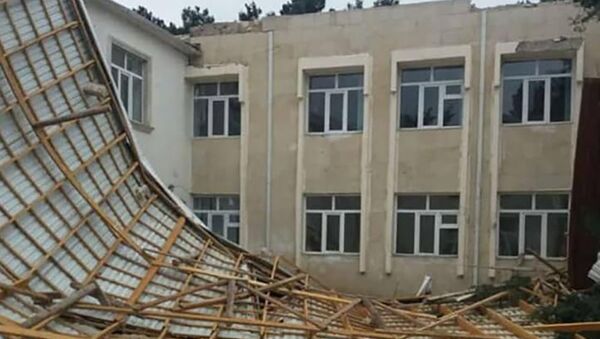 Sabunçu rayonu Pirşağı qəsəbəsində yerləşən 188 nömrəli tam orta məktəbin dam örtüyünün bir hissəsi güclü külək nəticəsində uçub - Sputnik Azərbaycan