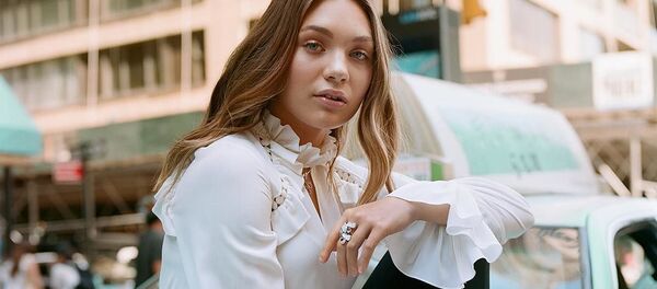 Модель Мэдди Зиглер в украшениях от Tiffany & Co. - Sputnik Азербайджан