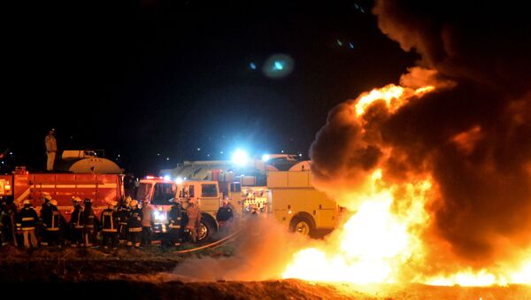 Пожарные работают, чтобы потушить пожар на месте мощного пожара, спровоцированного протекающим трубопроводом в Тлахуэлилпане, штат Идальго, Мексика - Sputnik Azərbaycan