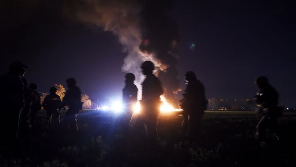 Мексиканские солдаты стоят на месте мощного пожара, спровоцированного протекающим трубопроводом в Тлахуэлилпане, штат Идальго, Мексика - Sputnik Azərbaycan